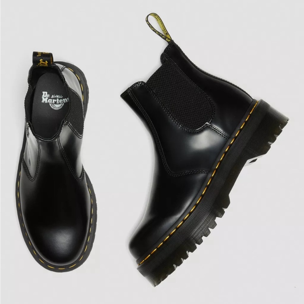 DR. MARTEN 2976 SMOOTH LEATHER PLATFORM CHELSEA BOOTS - like new!